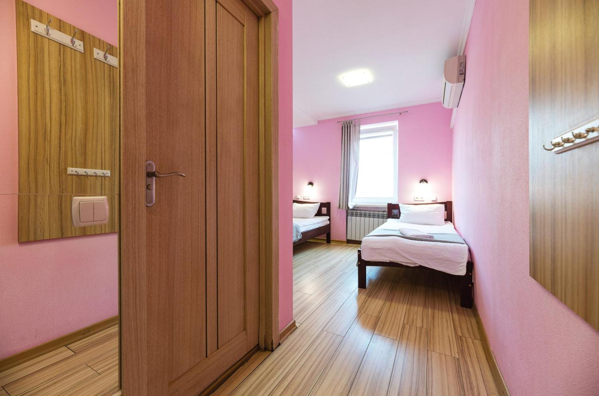 Guest House "Golden Gate 911 " Kyiv Exterior foto